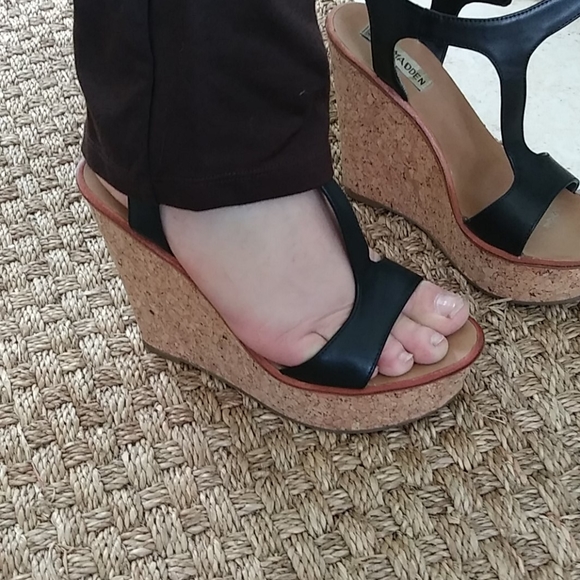 Steve Madden open wedge flat soles - Picture 2 of 4